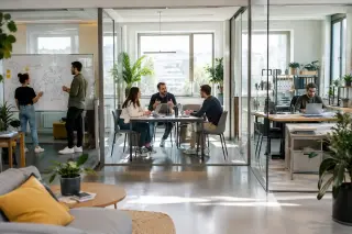espaces de coworking modernes avec différents groupes en activité, illustrant incubateur, accélérateur et pépinière dans une ambiance professionnelle